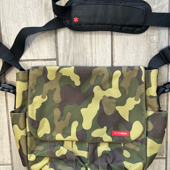Skip Hop Camo Messenger Diaper Bag - Picture 1 of 3